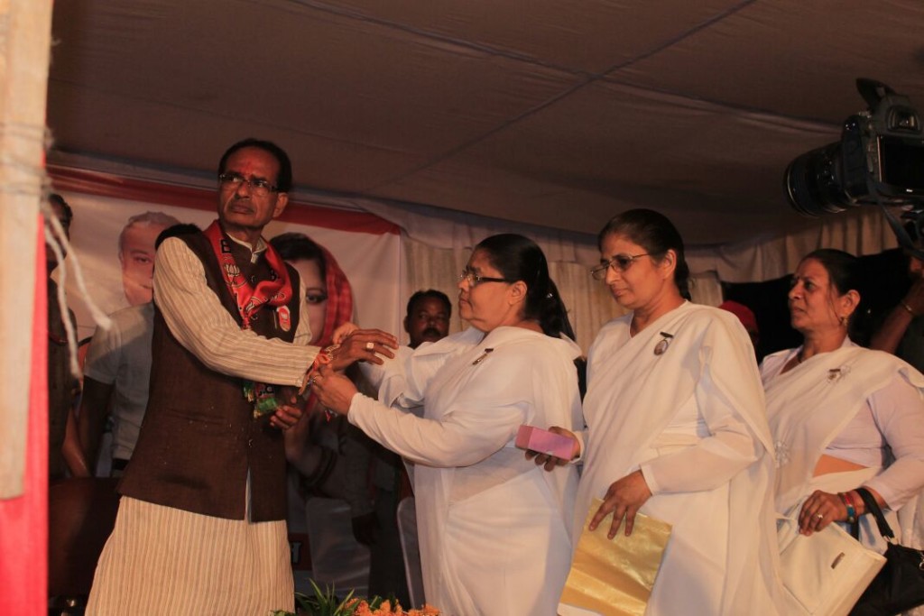 Rakhi News: Mandla - Bro. Shivraj Sing Chauhan, Chief Minister of Madya Pradesh is Being Tied Rakhi